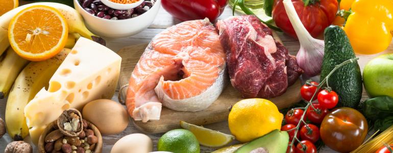 Alimentos saludables e ingredientes frescos para una dieta equilibrada